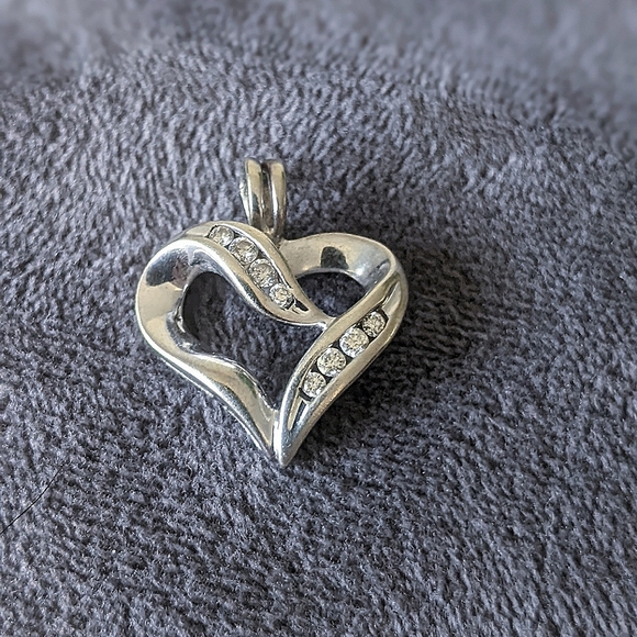 10K solid white gold diamond heart pendant - Picture 11 of 15